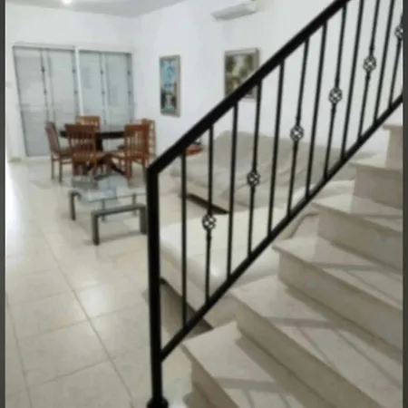 Johny's House * Πόλη
